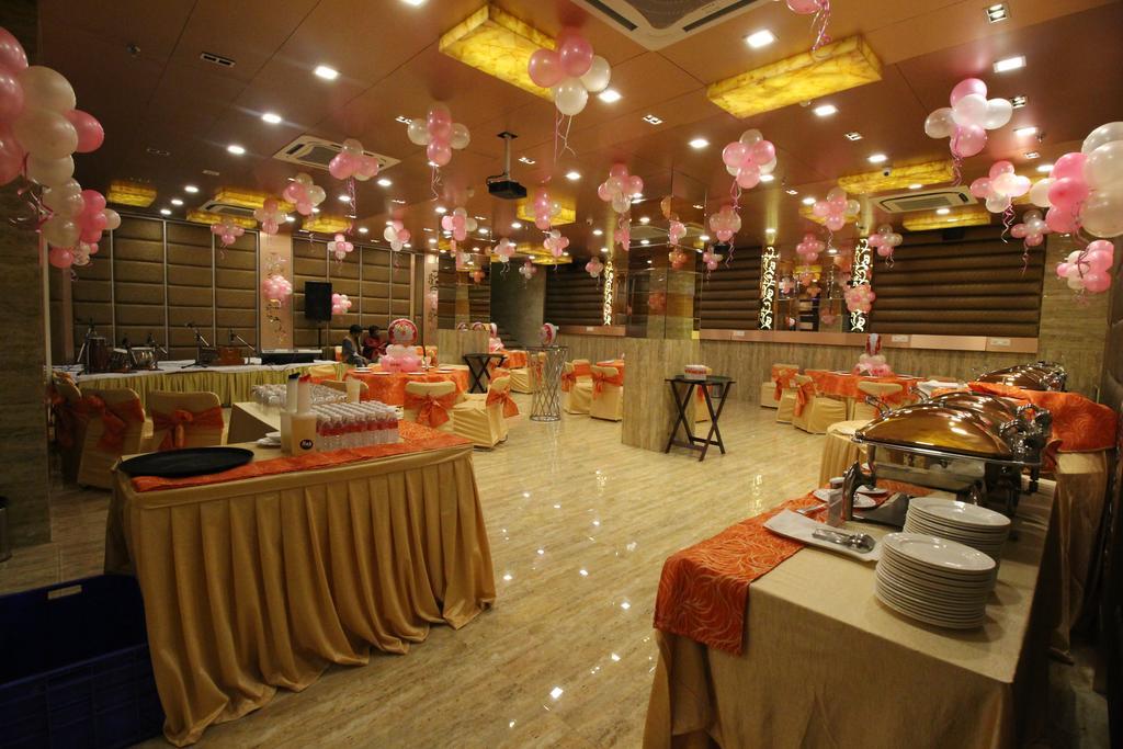 Hotel Golden Grand Delhi  Dış mekan fotoğraf