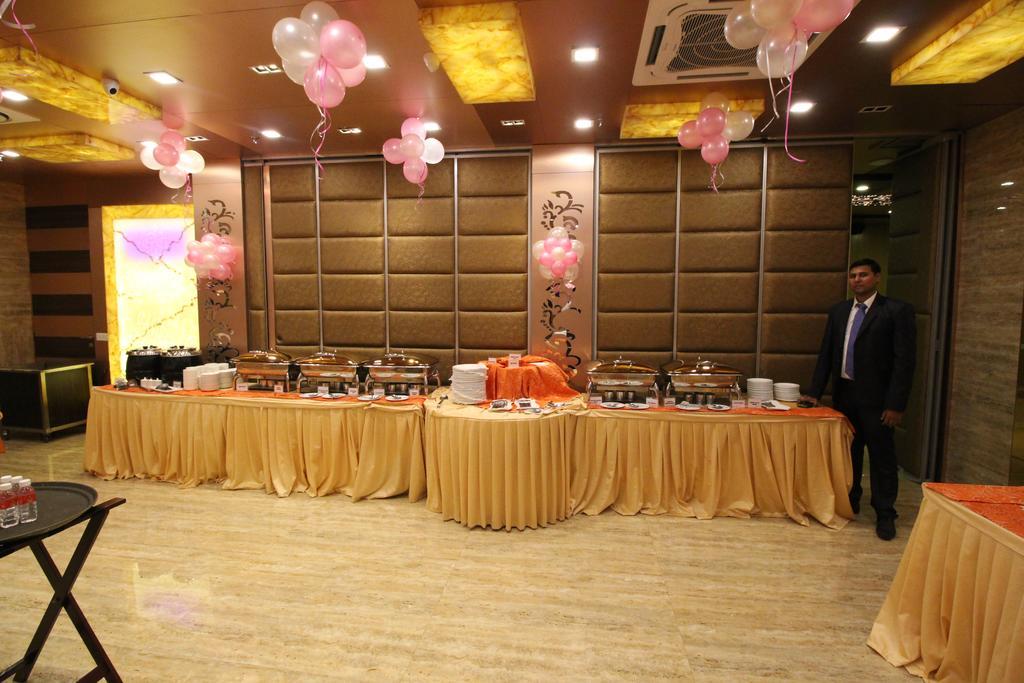 Hotel Golden Grand Delhi  Dış mekan fotoğraf